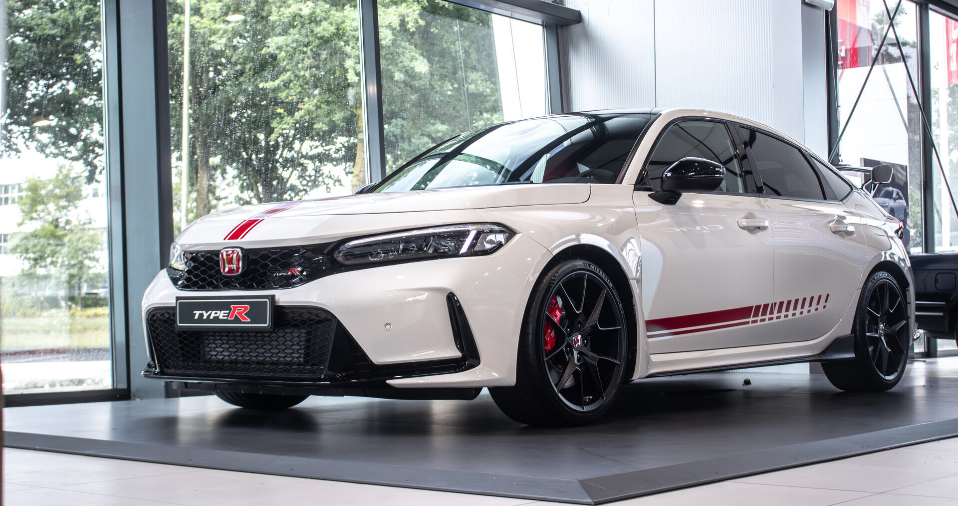 de honda civic type r ultimate edition in onze showroom in apeldoorn