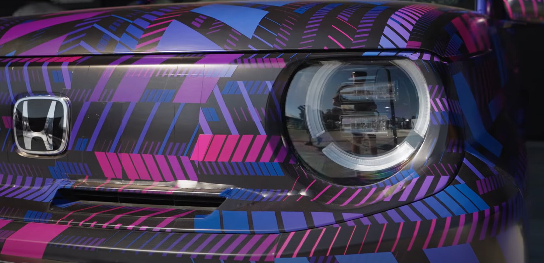 een close up van het front van de honda super ev concept